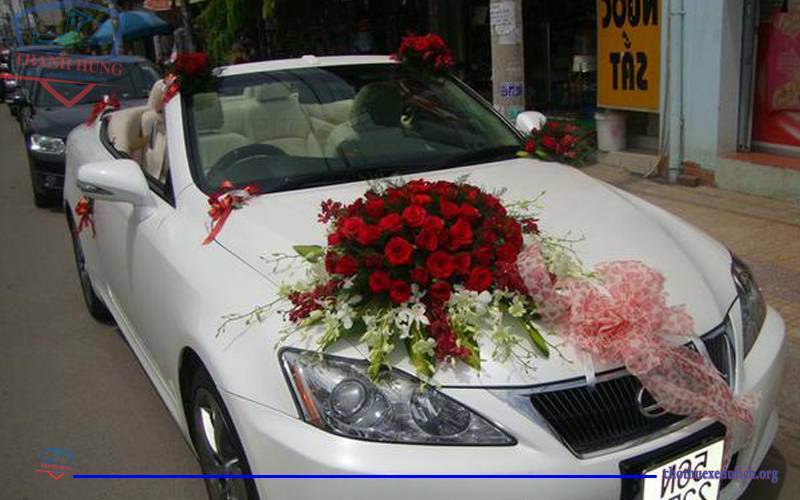 trang trí xe hoa bằng hoa hồng
